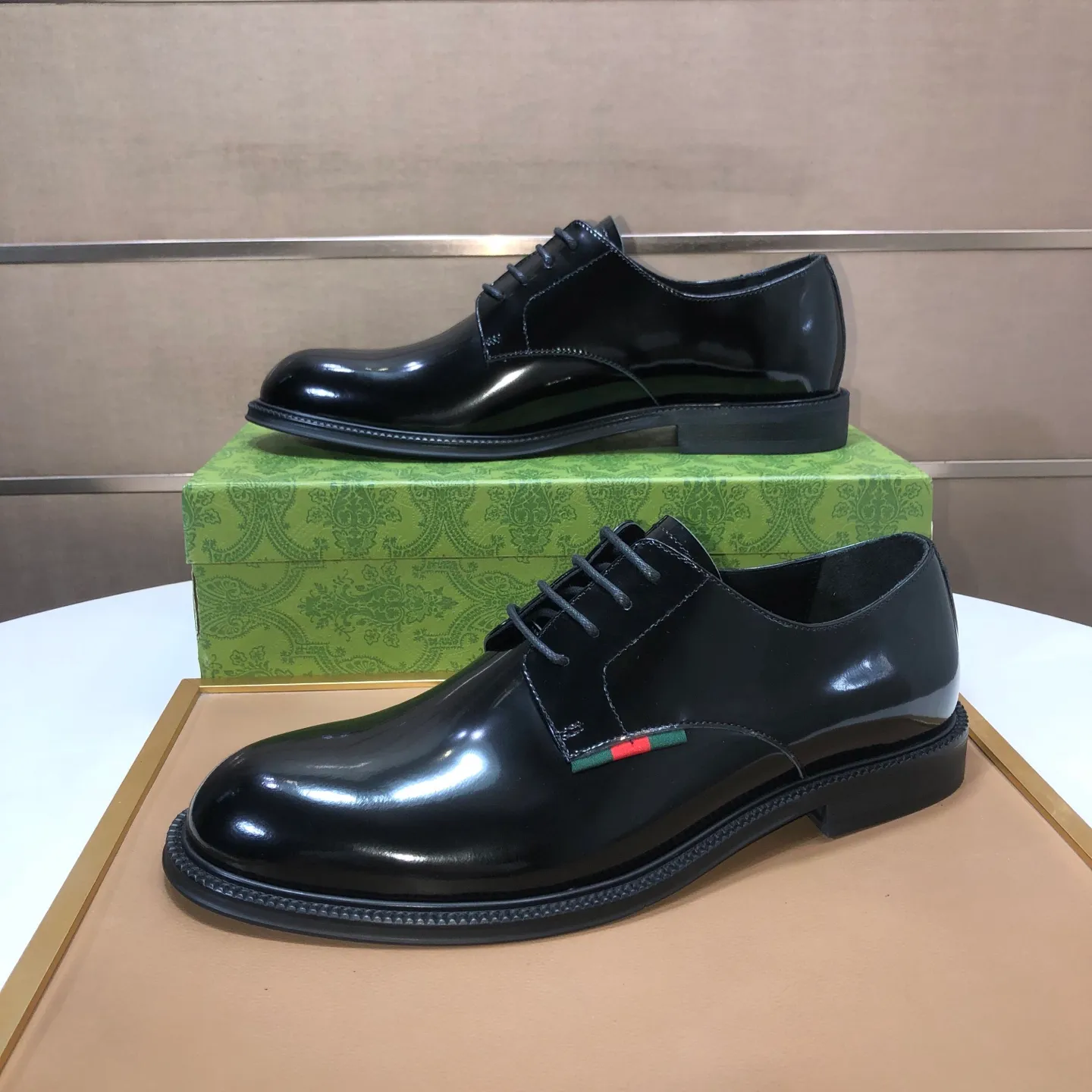 Factory batch 500💰Italy’s top luxury men’s shoe giant (GUCCI) (Gucci) (full cowhide lining) new arrival🍃Original European style🔰 Pleasant to the eye😍In order to make the shoes more durable and non-deformable🌀The production continues to follow traditional methods but there is still no lack of innovation💪The original sheepskin is selected for the leather♻️Smooth, natural and extra bright⭐Made of imported cowhide The rich man’s first choice 38-45 (45 customized)